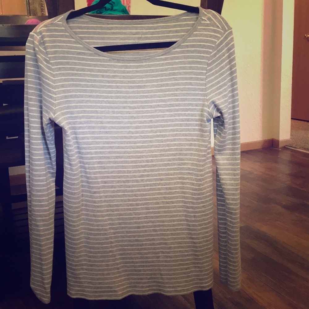 gray and white boat neck soft shirt